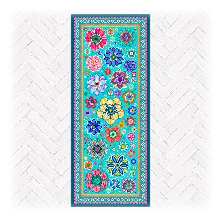 Superweicher Teppichläufer im Design von Bine Brändle mit dem Motiv FLORA in Türkis, frisch und dekorativ gestaltet.