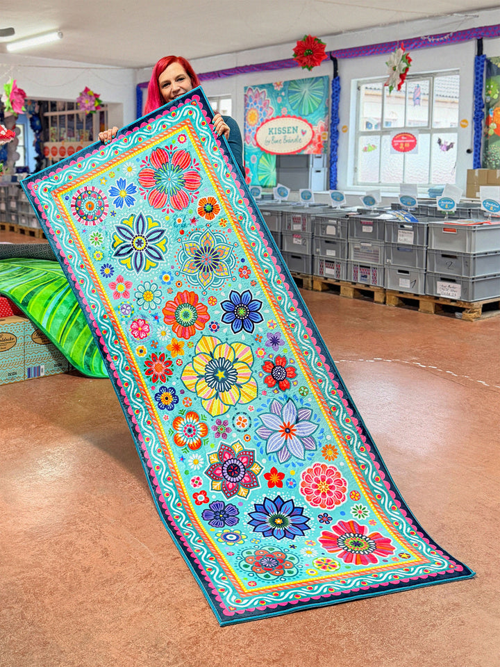 Superweicher Teppichläufer im Design von Bine Brändle mit dem Motiv FLORA in Türkis, frisch und dekorativ gestaltet.