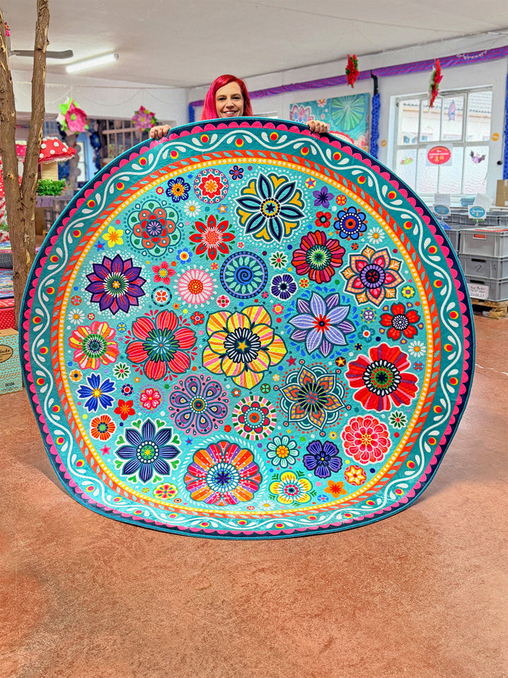 Superweicher Teppich im Design von Bine Brändle mit dem Motiv FLORA in Türkis, frisch und dekorativ gestaltet.