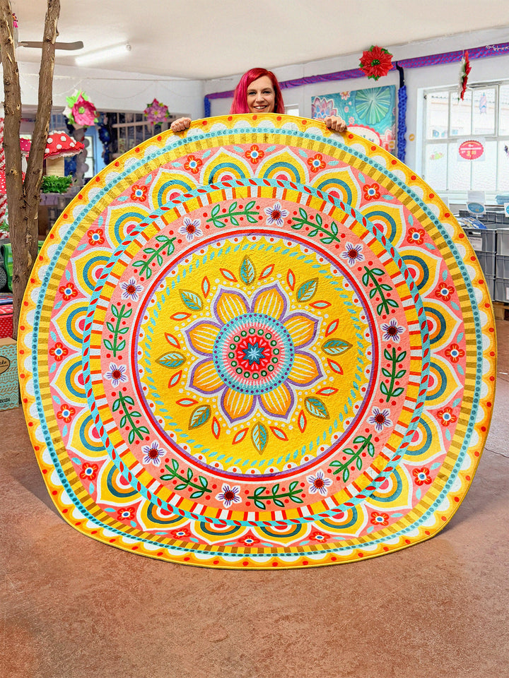 Superweicher runder Teppich im Design von Bine Brändle mit dem Motiv Jasmin in Gelb, lebendig und dekorativ gestaltet.