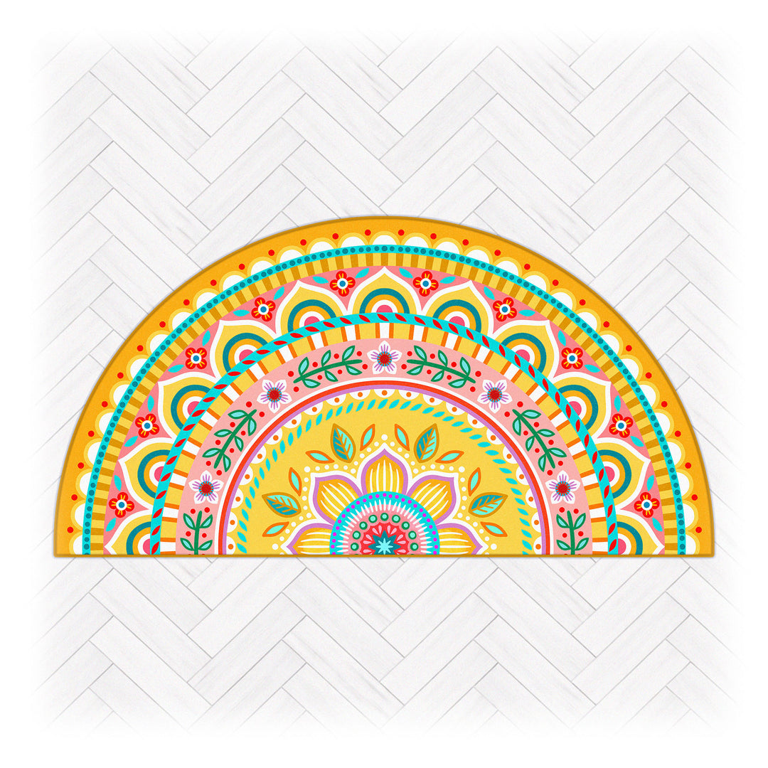 Superweiche Kuschelmatte im Design von Bine Brändle in halbrunder Form mit farbenfrohem Mandala-Bogen in Gelb, Türkis, Rosa und Rot, dekorativ und freundlich gestaltet.