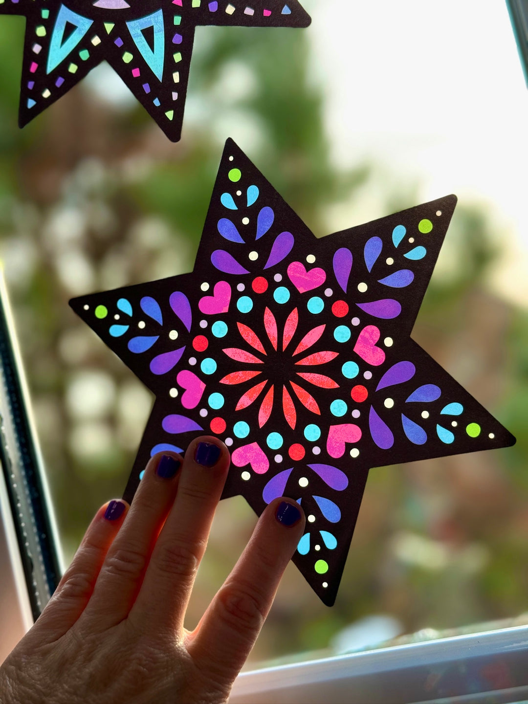 12 große, bunt gemusterte Sterne aus Fensterfolie