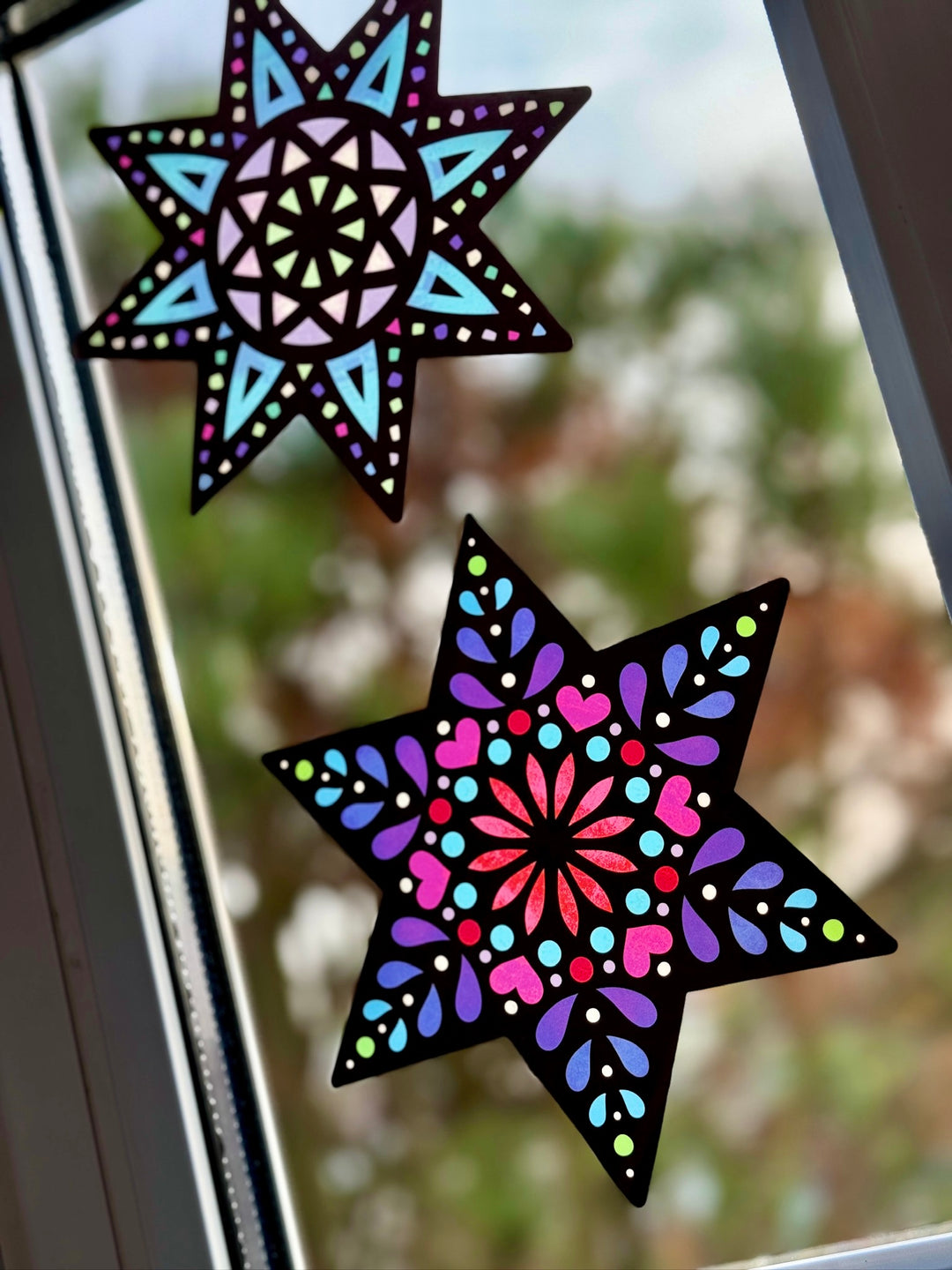 12 große, bunt gemusterte Sterne aus Fensterfolie