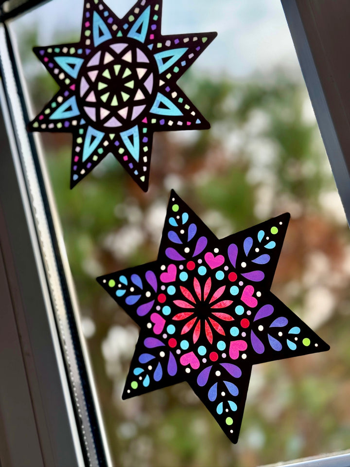 12 große, bunt gemusterte Sterne aus Fensterfolie