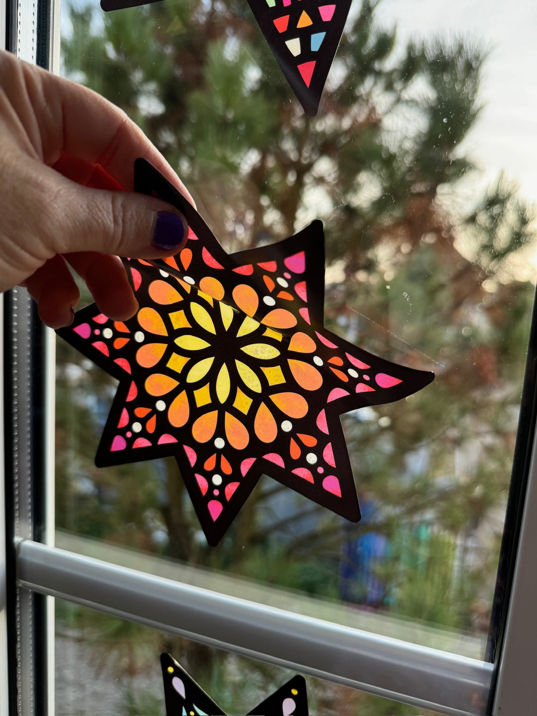 12 große, bunt gemusterte Sterne aus Fensterfolie