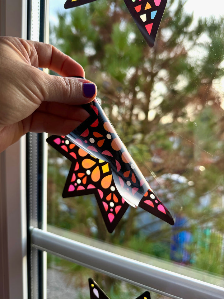 12 große, bunt gemusterte Sterne aus Fensterfolie