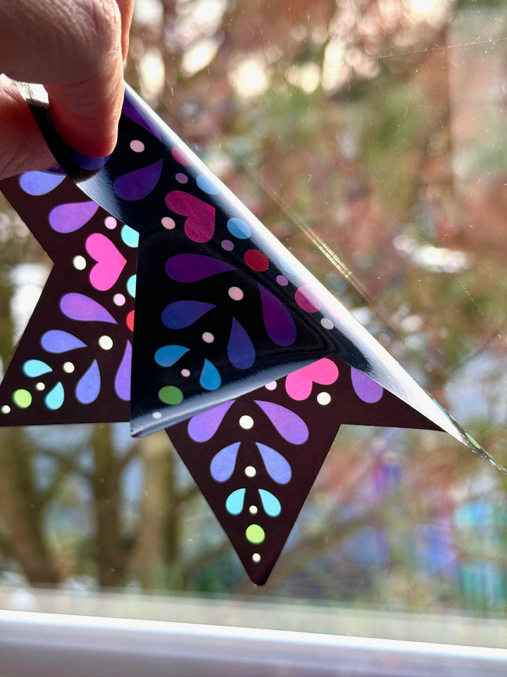 12 große, bunt gemusterte Sterne aus Fensterfolie