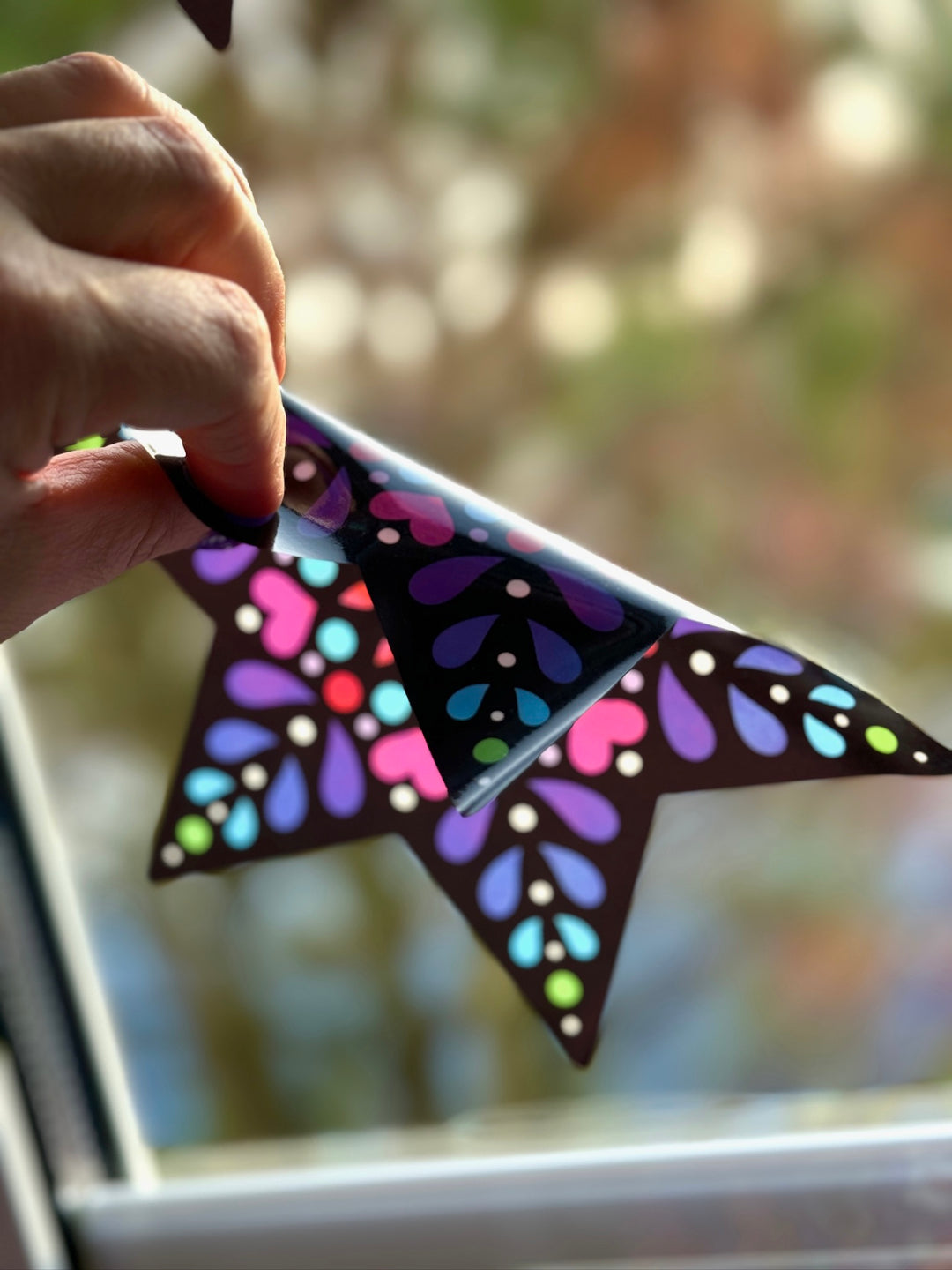 12 große, bunt gemusterte Sterne aus Fensterfolie