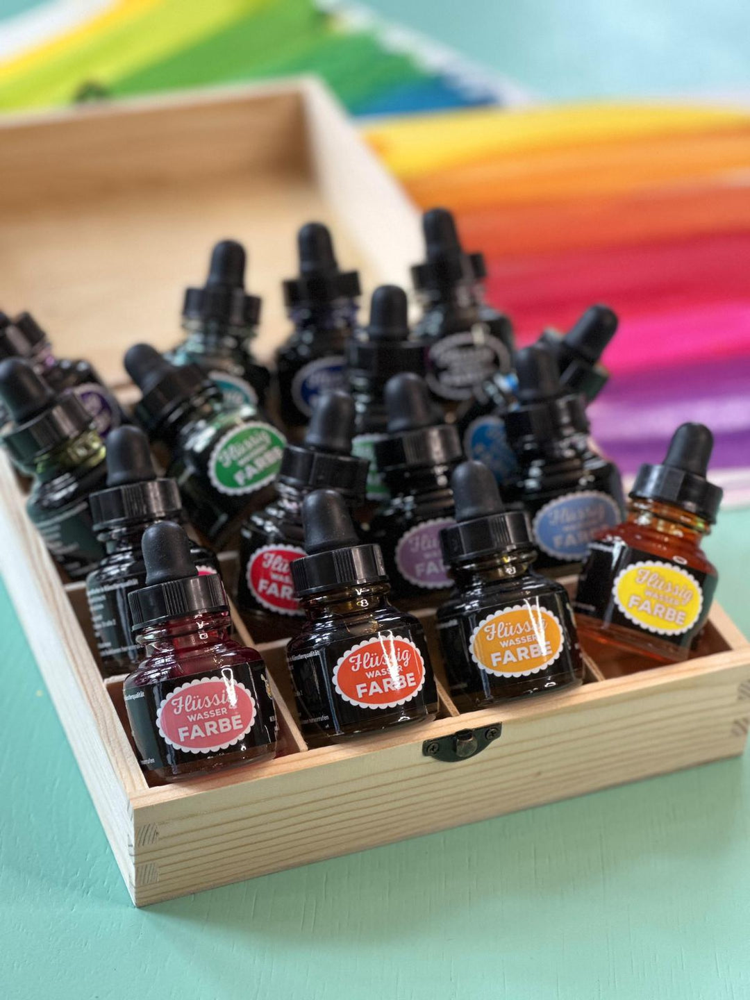 DESDA Flüssigwasserfarben Set mit 16 Farben in Holzkiste
